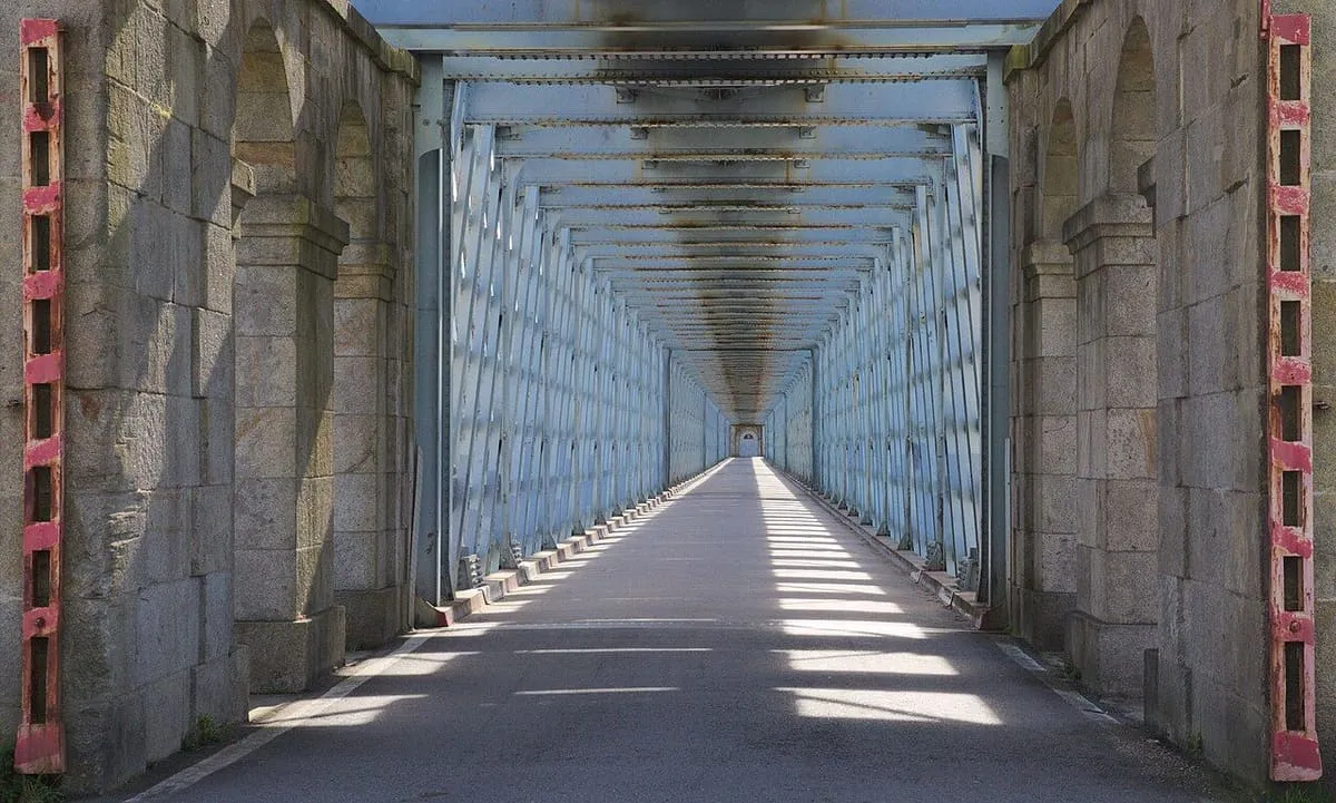 Pasarela peatonal bajo la estructura metálica del Puente Internacional de Tui