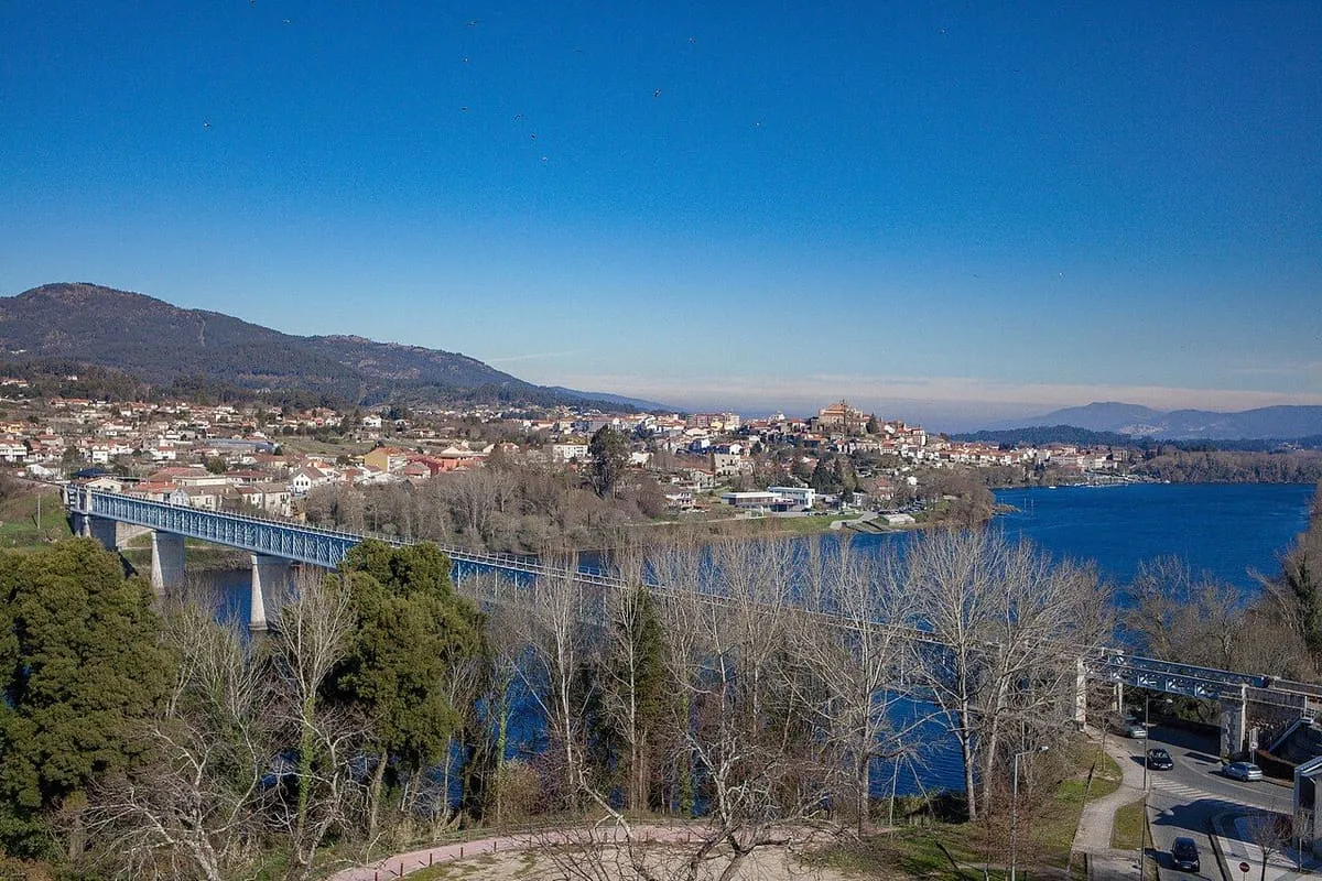 El puente cruza el Miño con Tui al fondo, visto desde la fortaleza de Valença