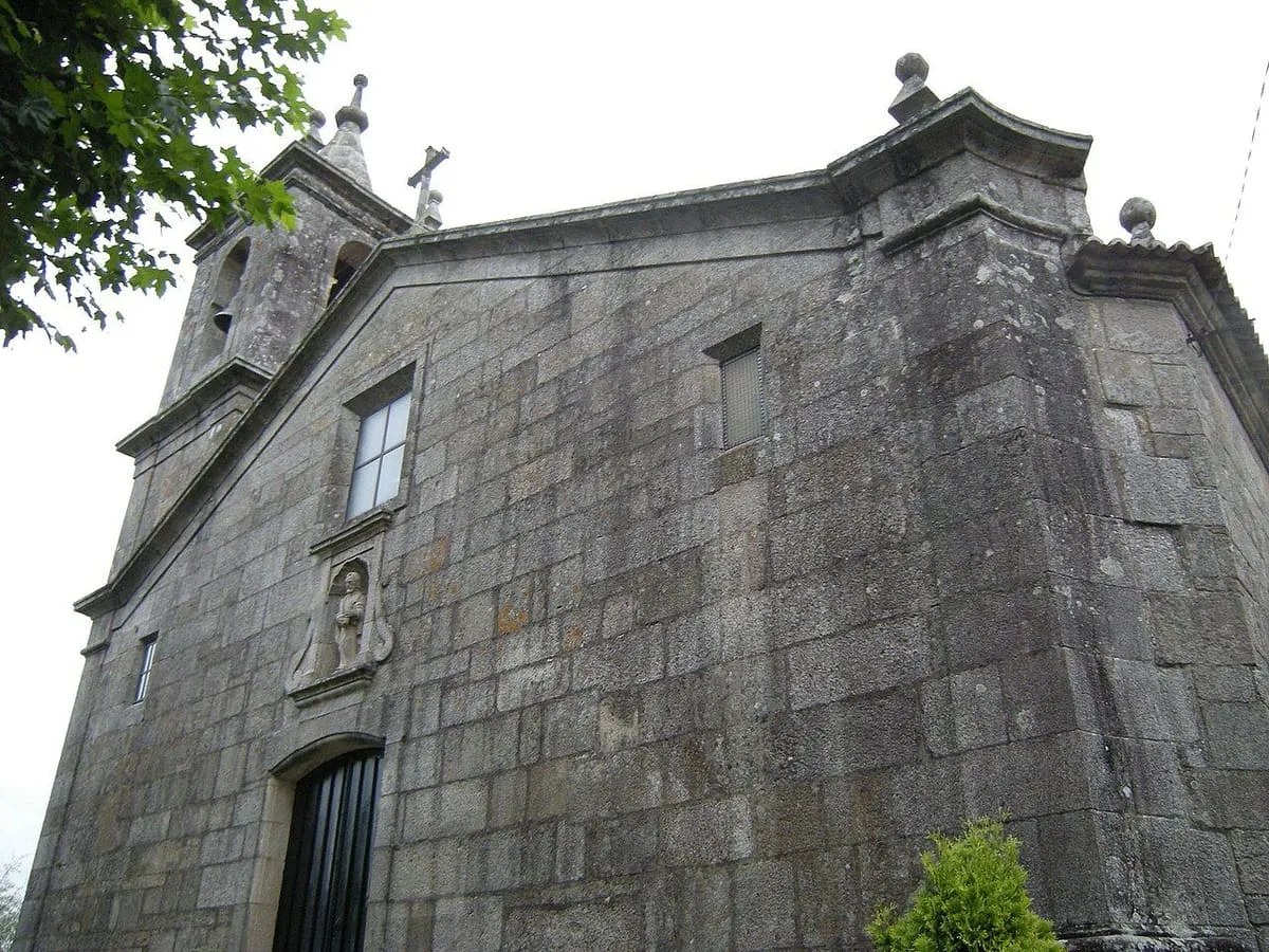 La fachada de piedra de la iglesia de San Bartolomeu de Rebordáns, con campanario