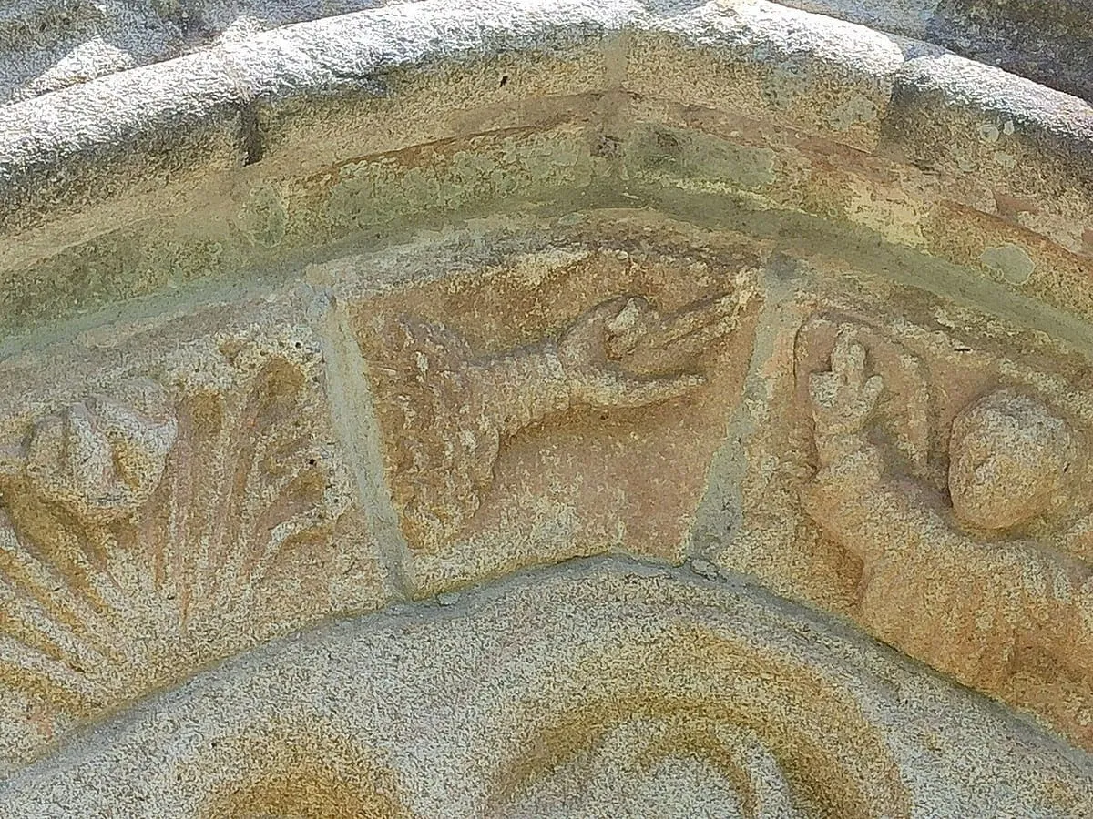 El tímpano gótico erosionado de la portada lateral, con la adoración de los Reyes Magos