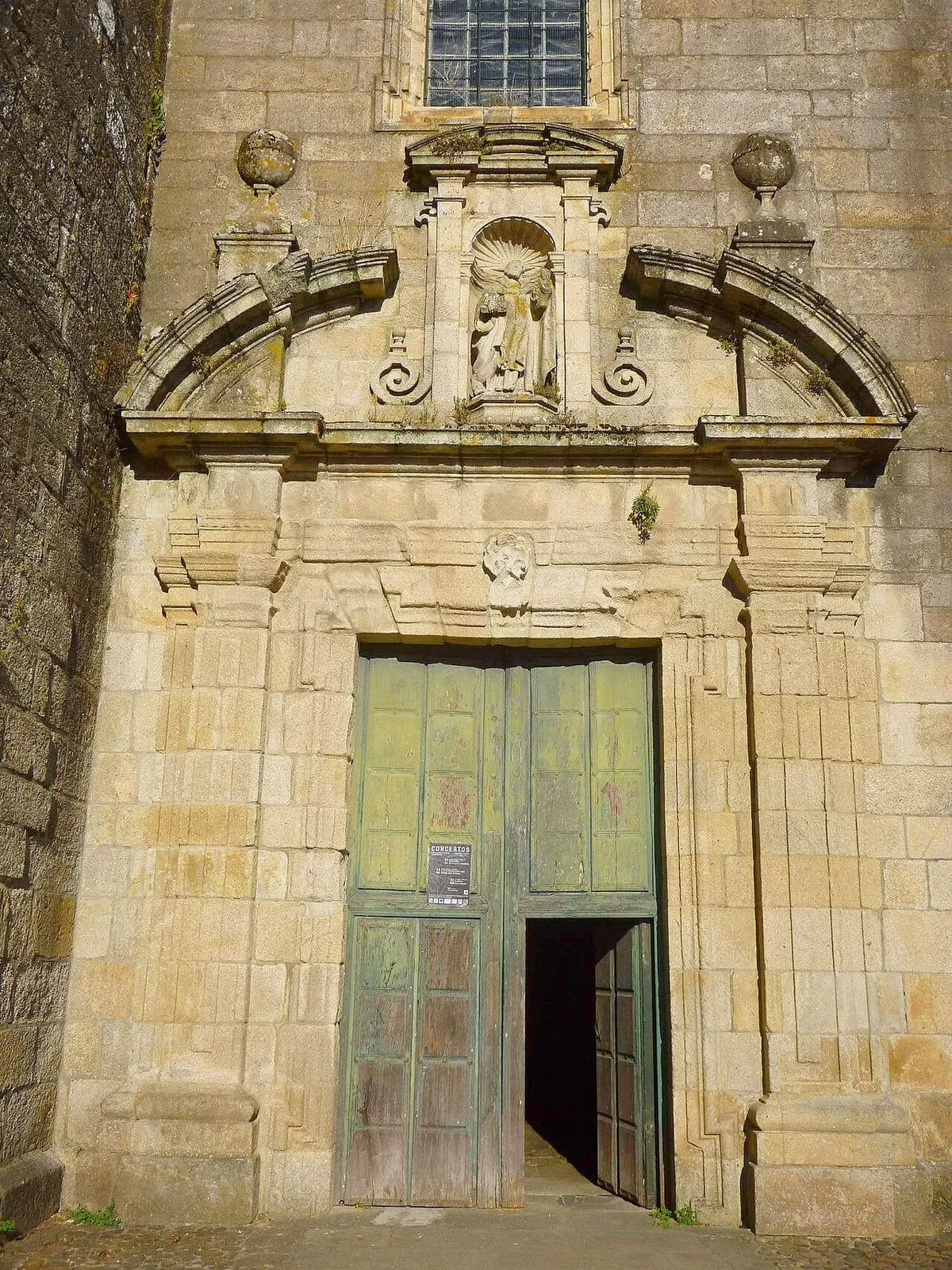Portada barroca de piedra de la iglesia de Santo Domingo de Tui