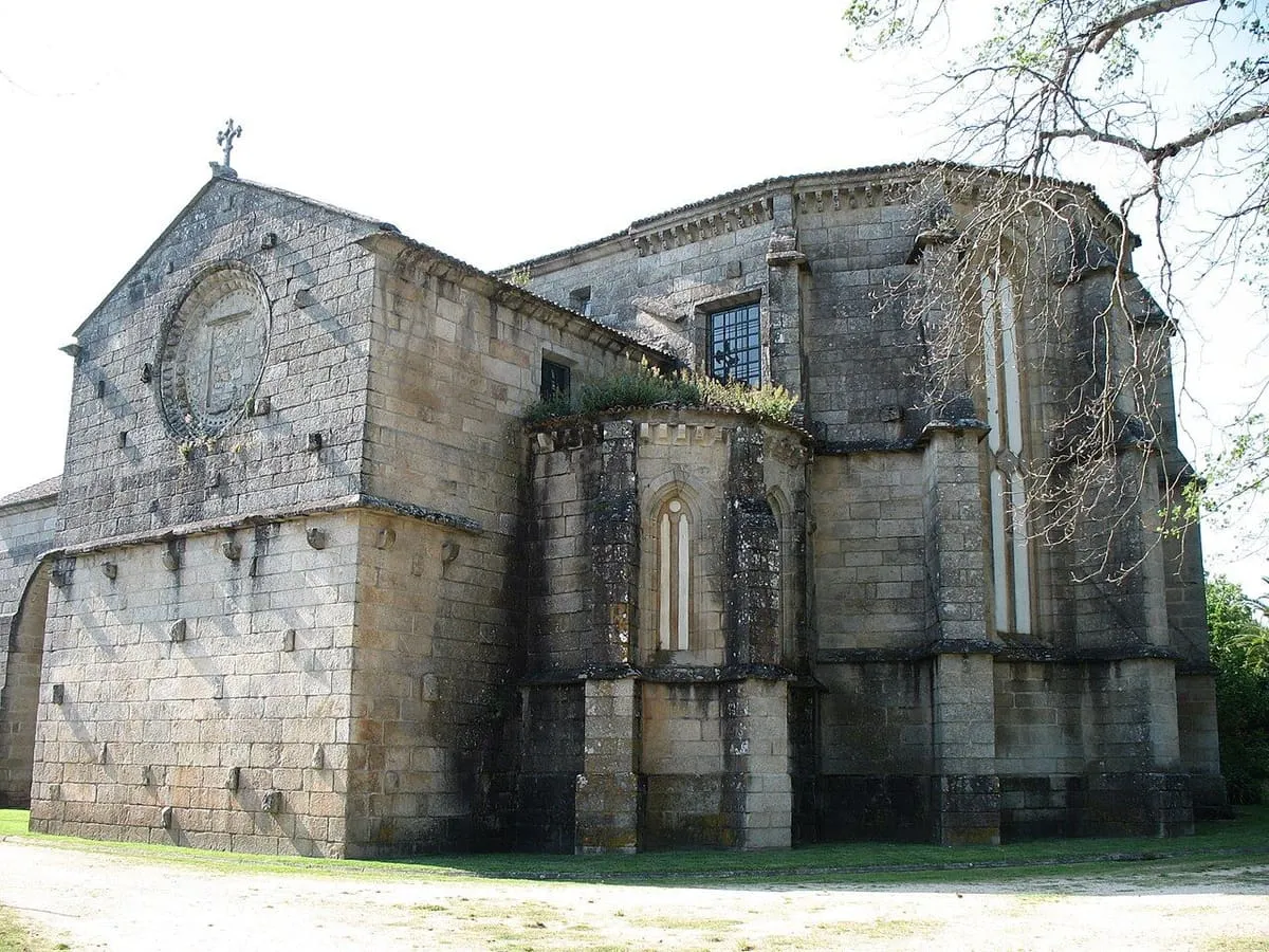 Ábside y muros de piedra de la iglesia gótica del convento de Santo Domingo, en Tui