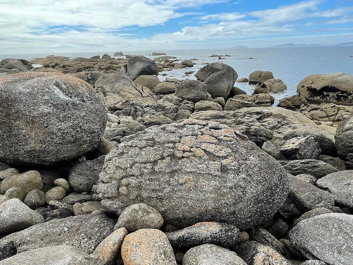 Rocas de granito y lenguas de agua en la punta de Cabo Udra