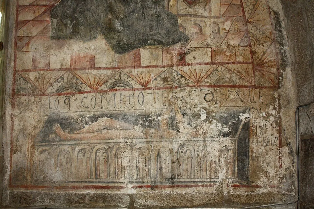 Detalle del friso pintado de la cabecera de Santa Cristina de Campaña, con una escena y una inscripción
