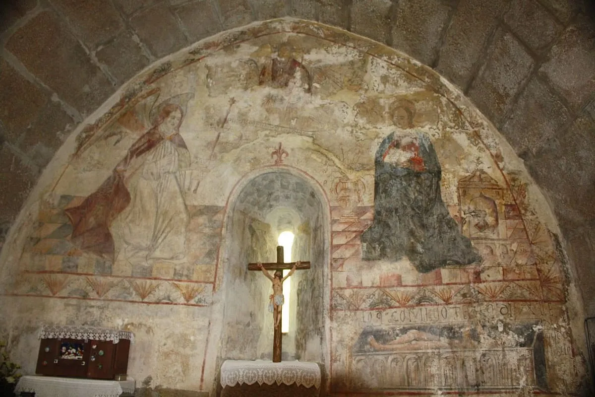 Pinturas góticas en la bóveda del ábside de Santa Cristina de Campaña, con una hornacina y un crucifijo