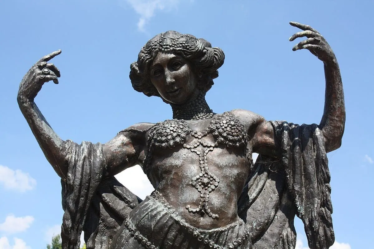 Detalle de la escultura de la Bella Otero con los brazos alzados, en Valga