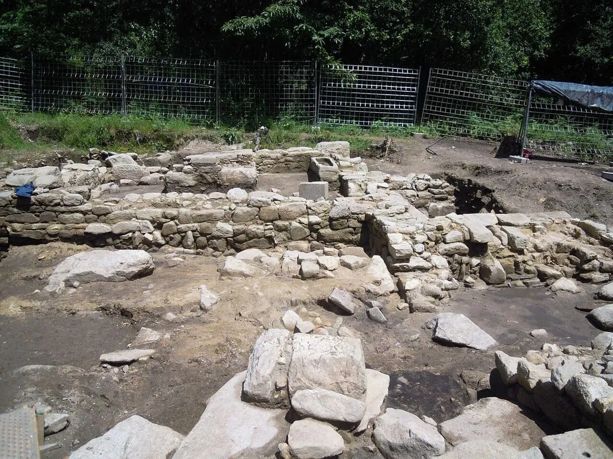 Restos de la capilla añadida a la iglesia vieja, con un sarcófago de piedra en su interior
