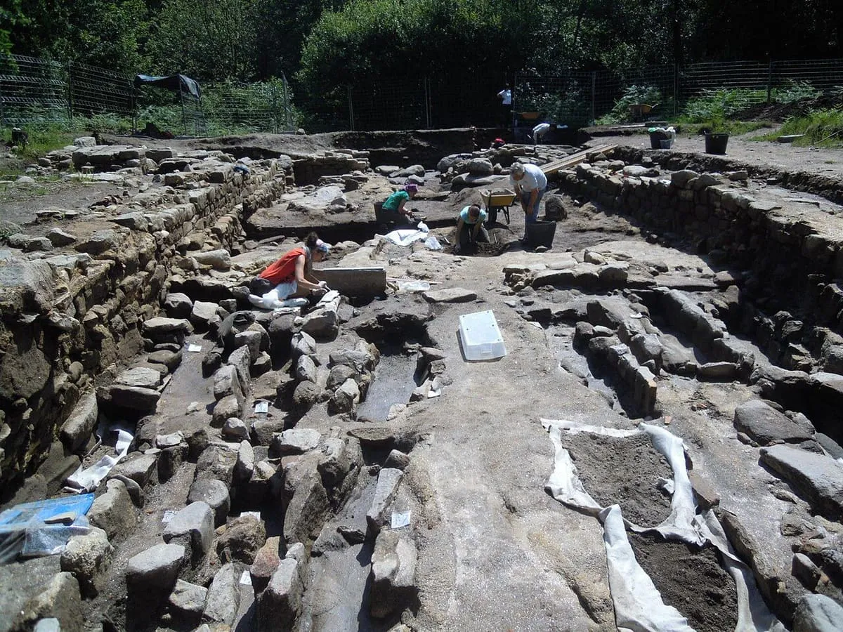 Tumbas de la necrópolis excavadas junto a la antigua iglesia de Santa Comba de Louro