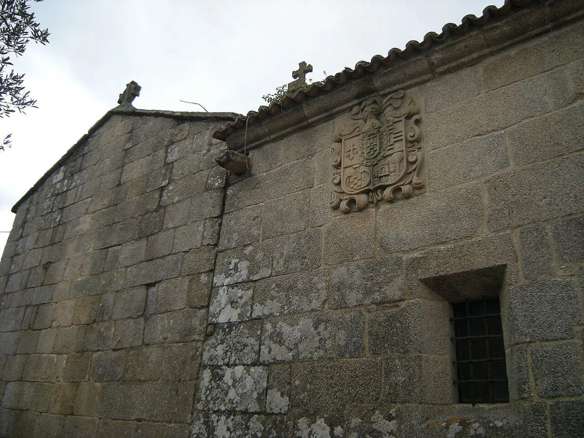 La cabecera de Santa María de Xanza, con un escudo tallado en el muro