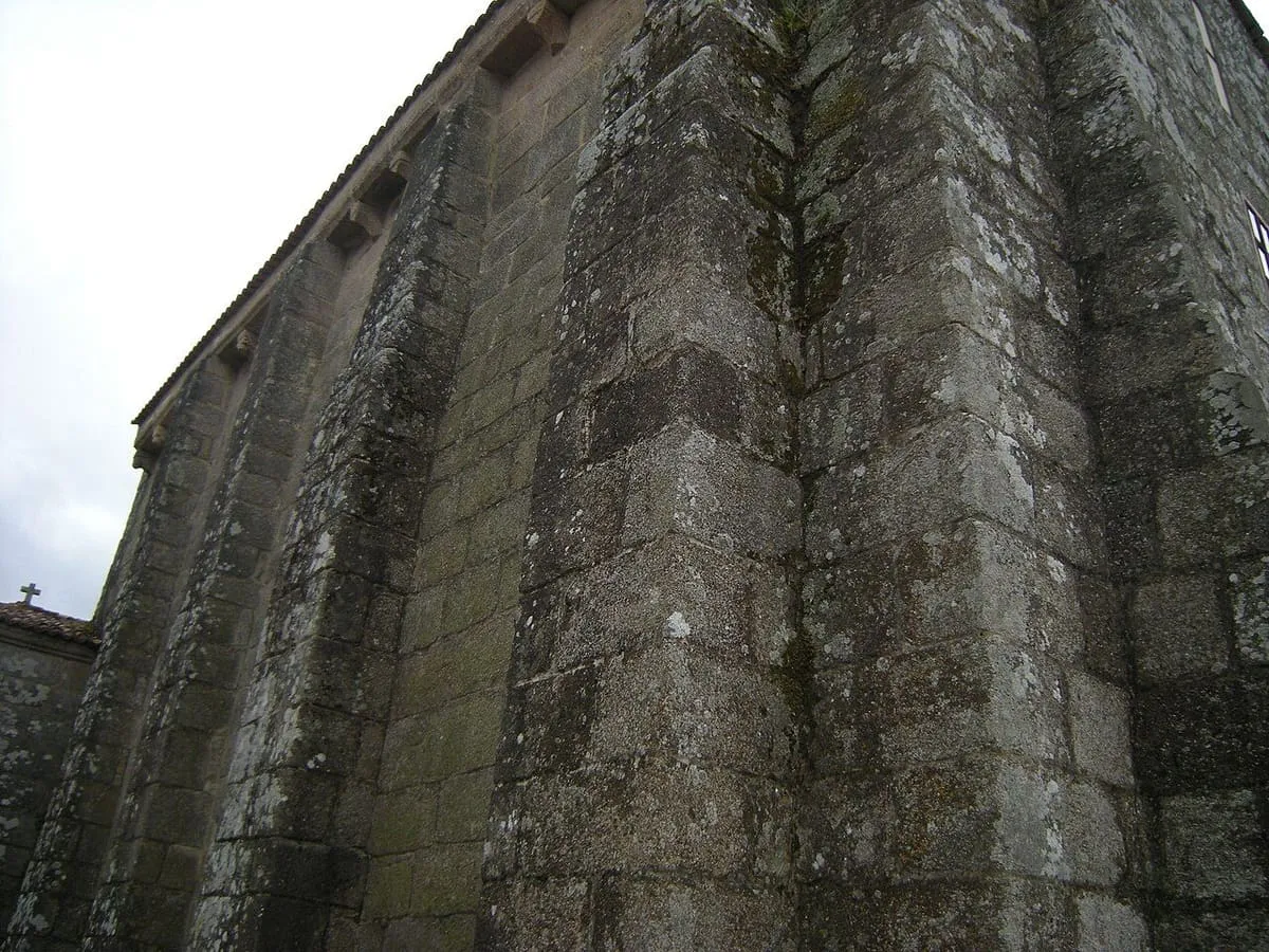 Una pila de piedra de gran tamaño en el entorno de la iglesia de Xanza