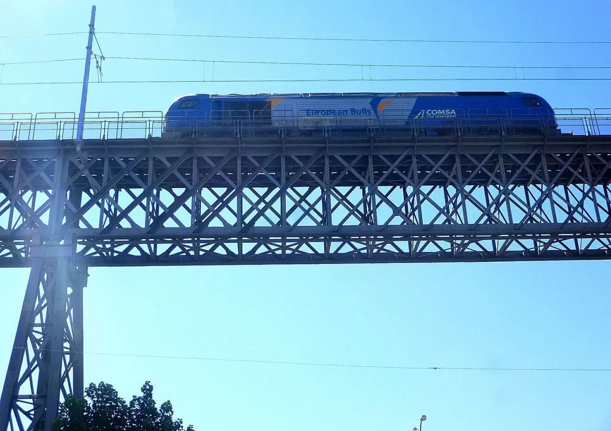 Un tren cruza el viaducto de hierro de Redondela