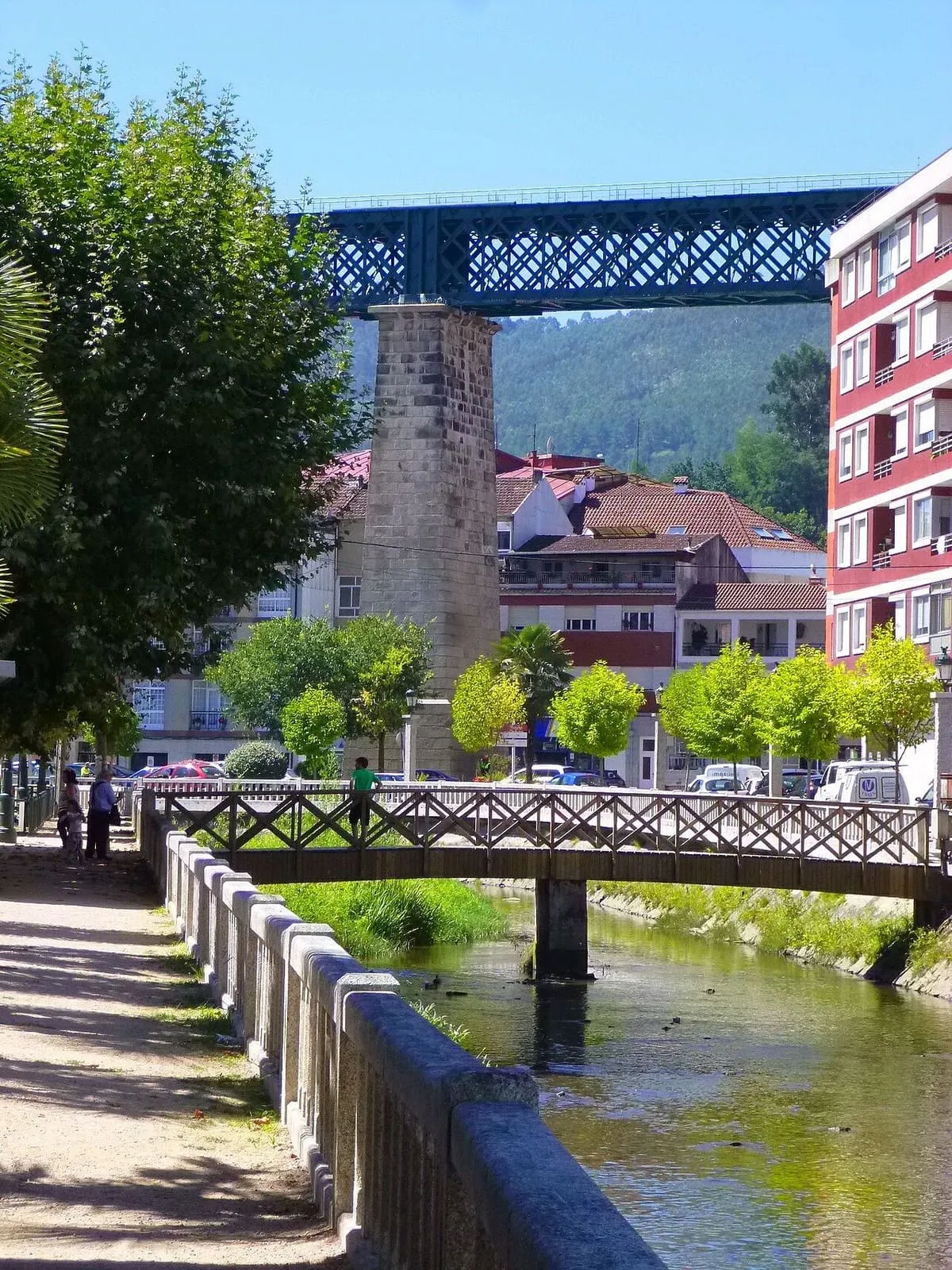 El viaducto de Madrid sobre las casas y un parque de Redondela