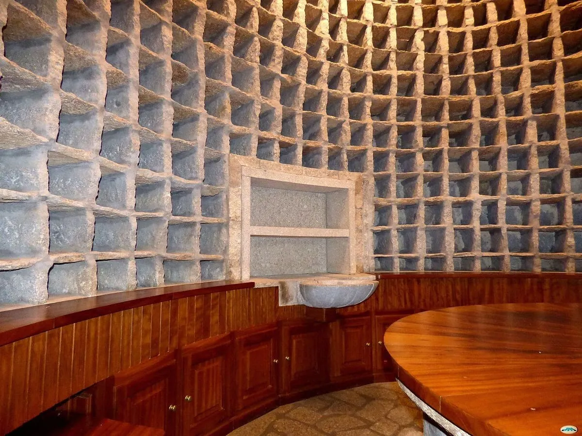Interior de un palomar circular de piedra con nichos de ladrillo en las paredes
