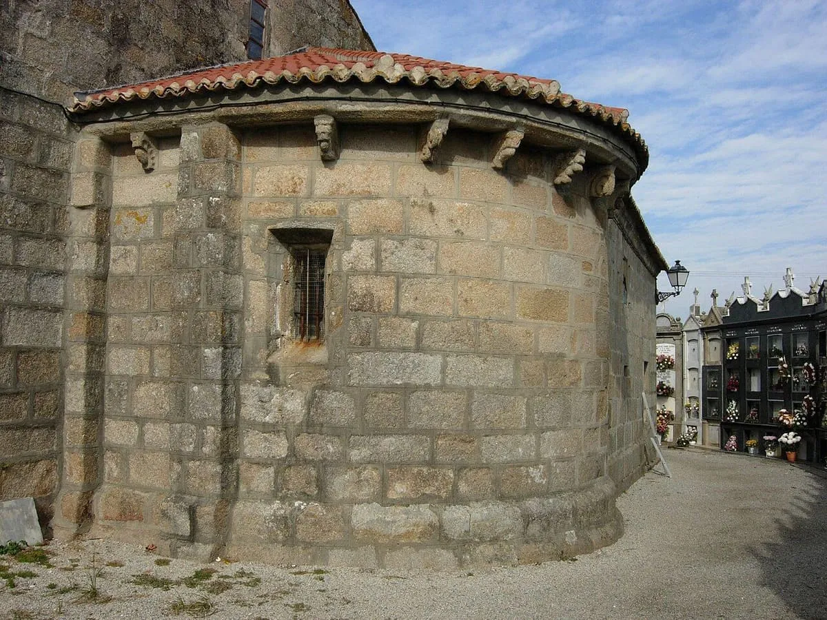 El ábside semicircular románico de la iglesia de Caleiro, de sillería de granito