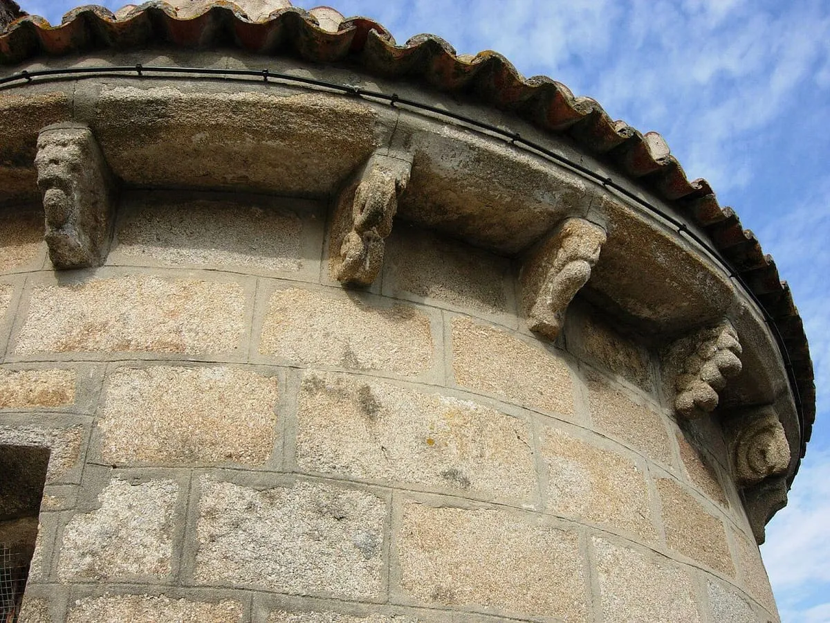Canecillos esculpidos bajo el alero del ábside de la iglesia de Caleiro