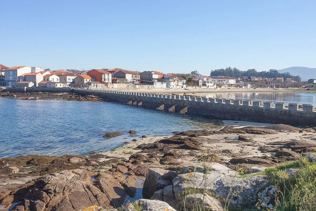El puente de piedra y las casas de Cambados vistos desde las rocas de la torre