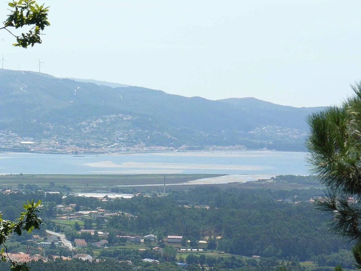 El río Miño y su estuario vistos desde lo alto de la ruta de los molinos
