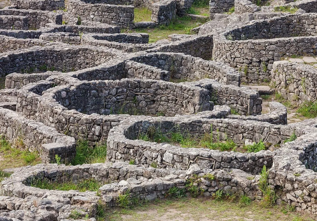 Muros y calles del castro de Santa Trega entre viviendas circulares de piedra