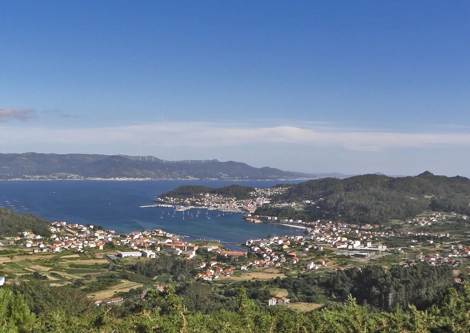Vista de la villa de Muros y su ría desde las alturas