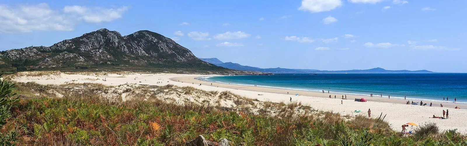 Playa de Area Maior con el Monte Louro al fondo