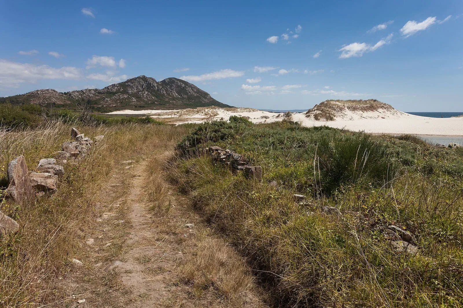 Sendero entre dunas hacia la playa de Louro con el monte detrás