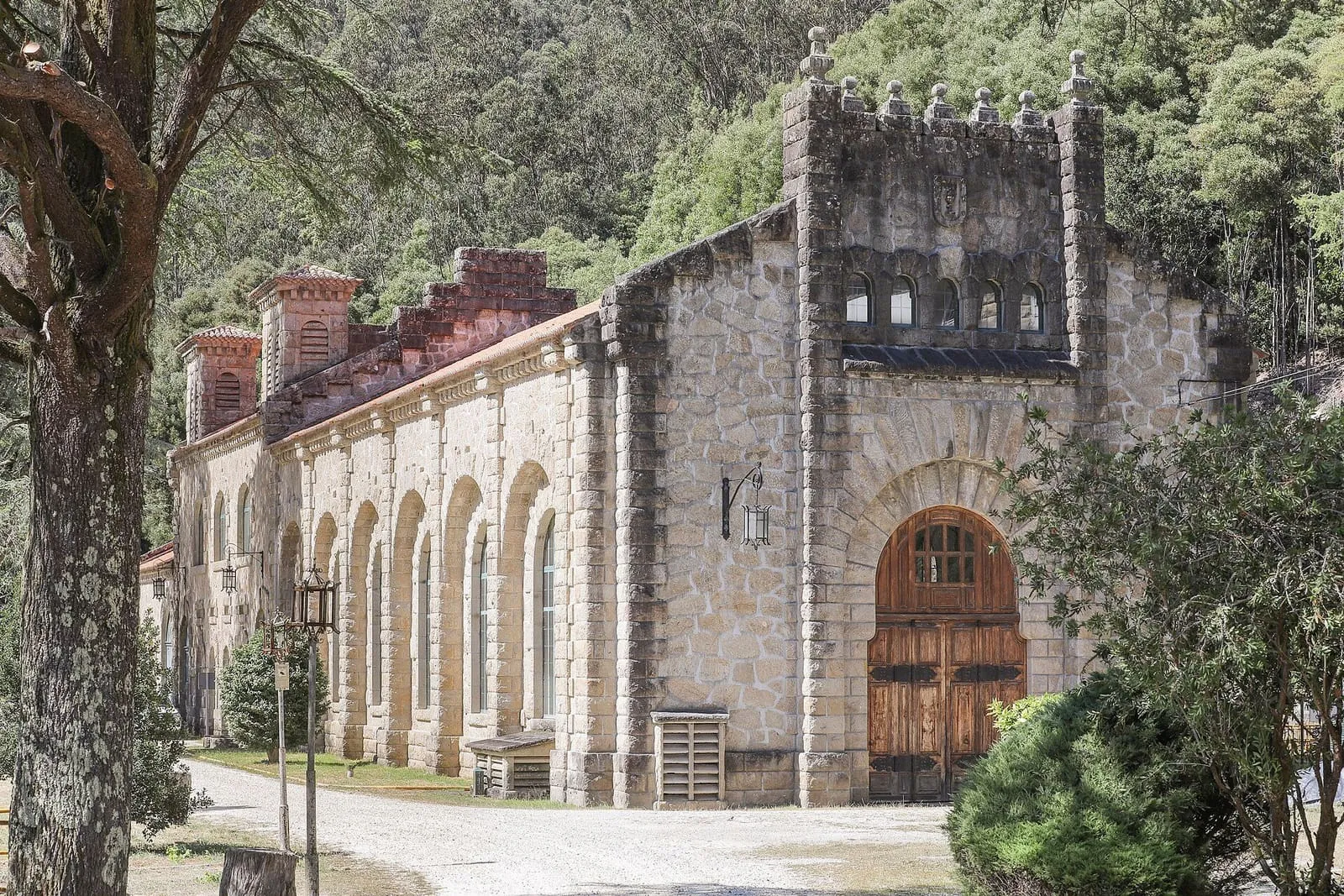 La nave de granito de la central hidroeléctrica del Tambre, con su gran portada de madera y ventanales de arco