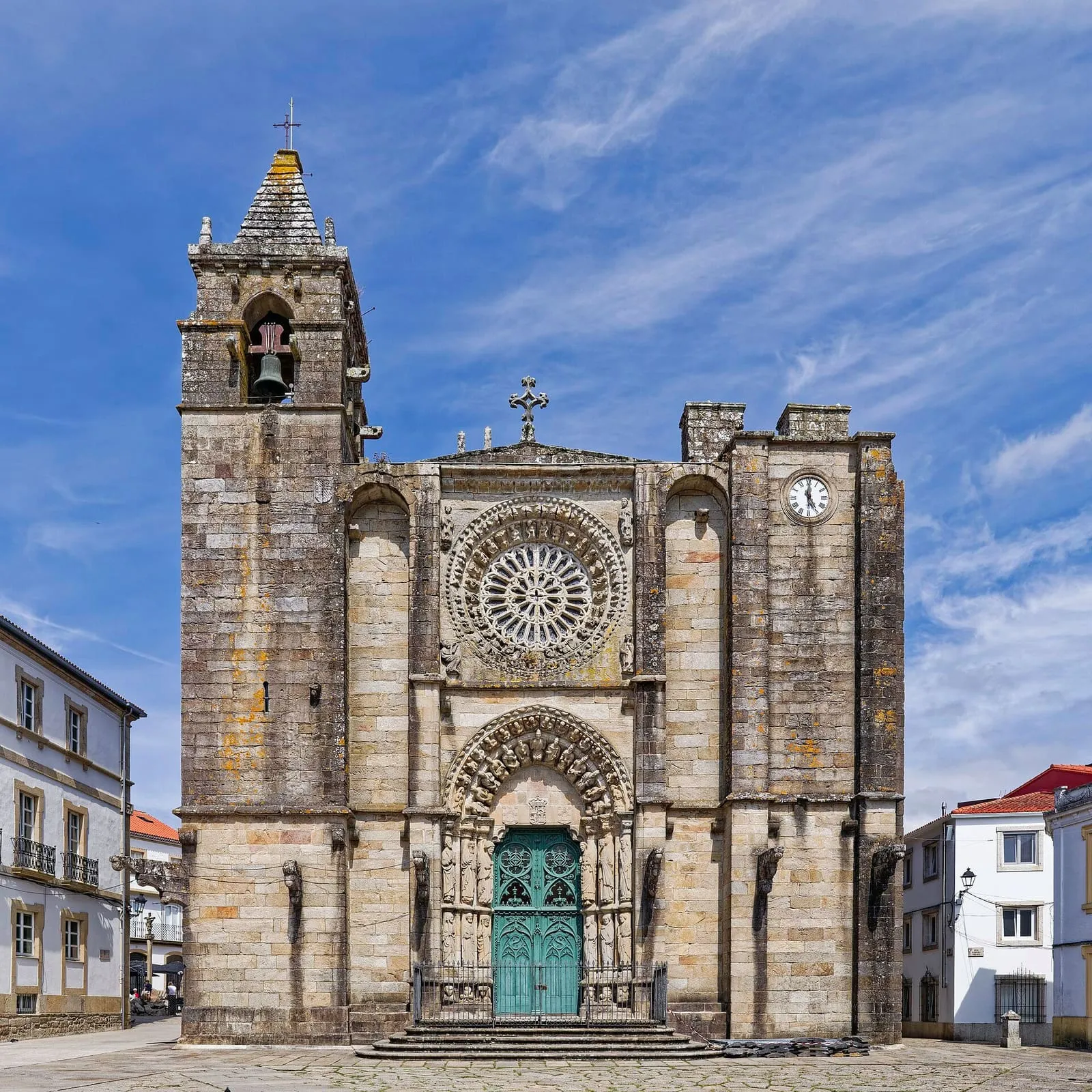 Fachada gótica de la iglesia de San Martiño de Noia con su gran rosetón y su portada