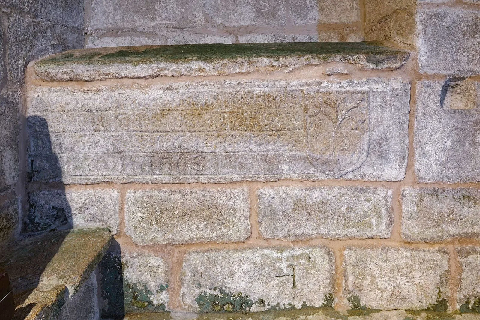 Sepulcro de 1348 de Paz Carneiro con inscripción, en Santa María a Nova de Noia