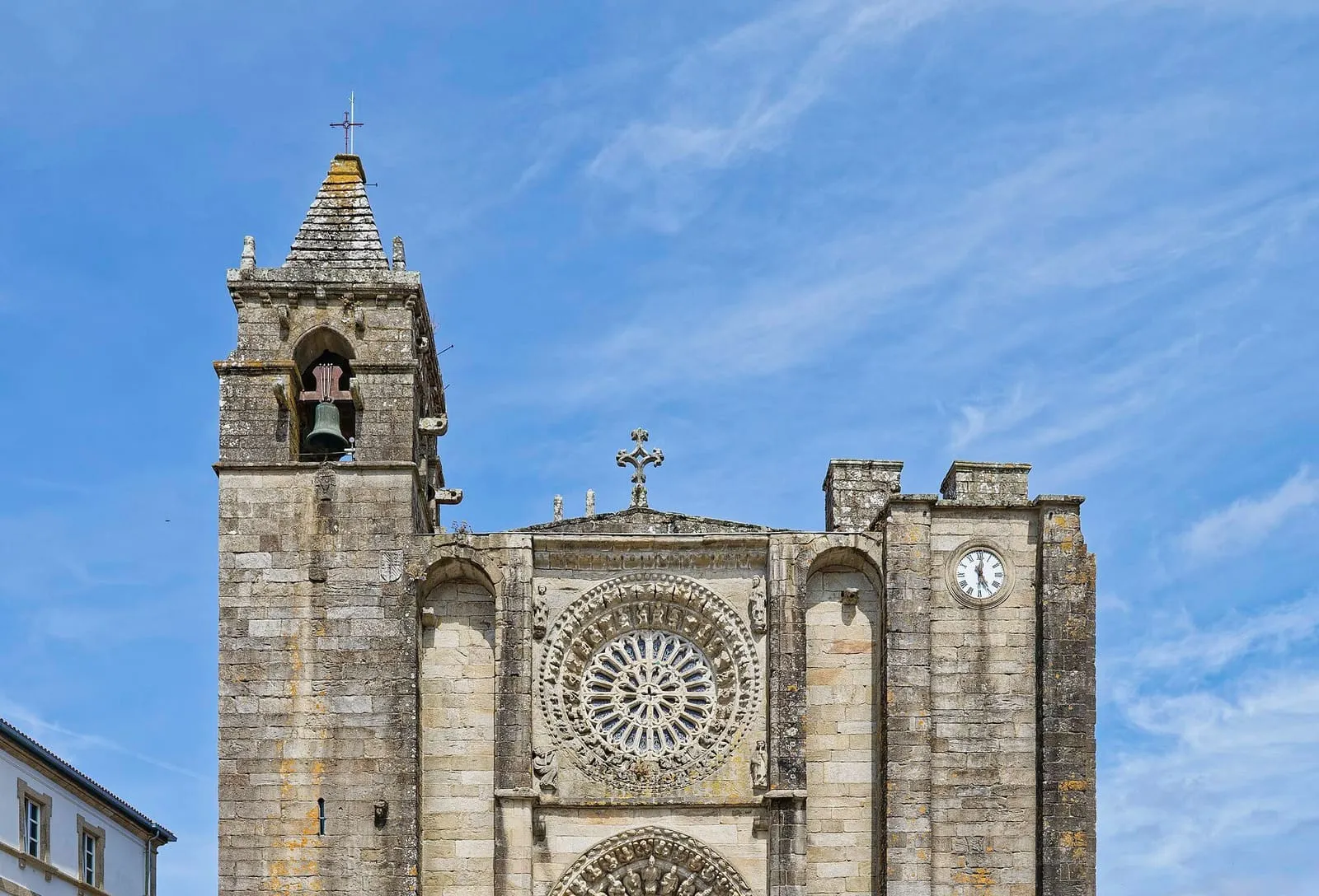 Fachada gótica de la iglesia de San Martiño de Noia, con su rosetón