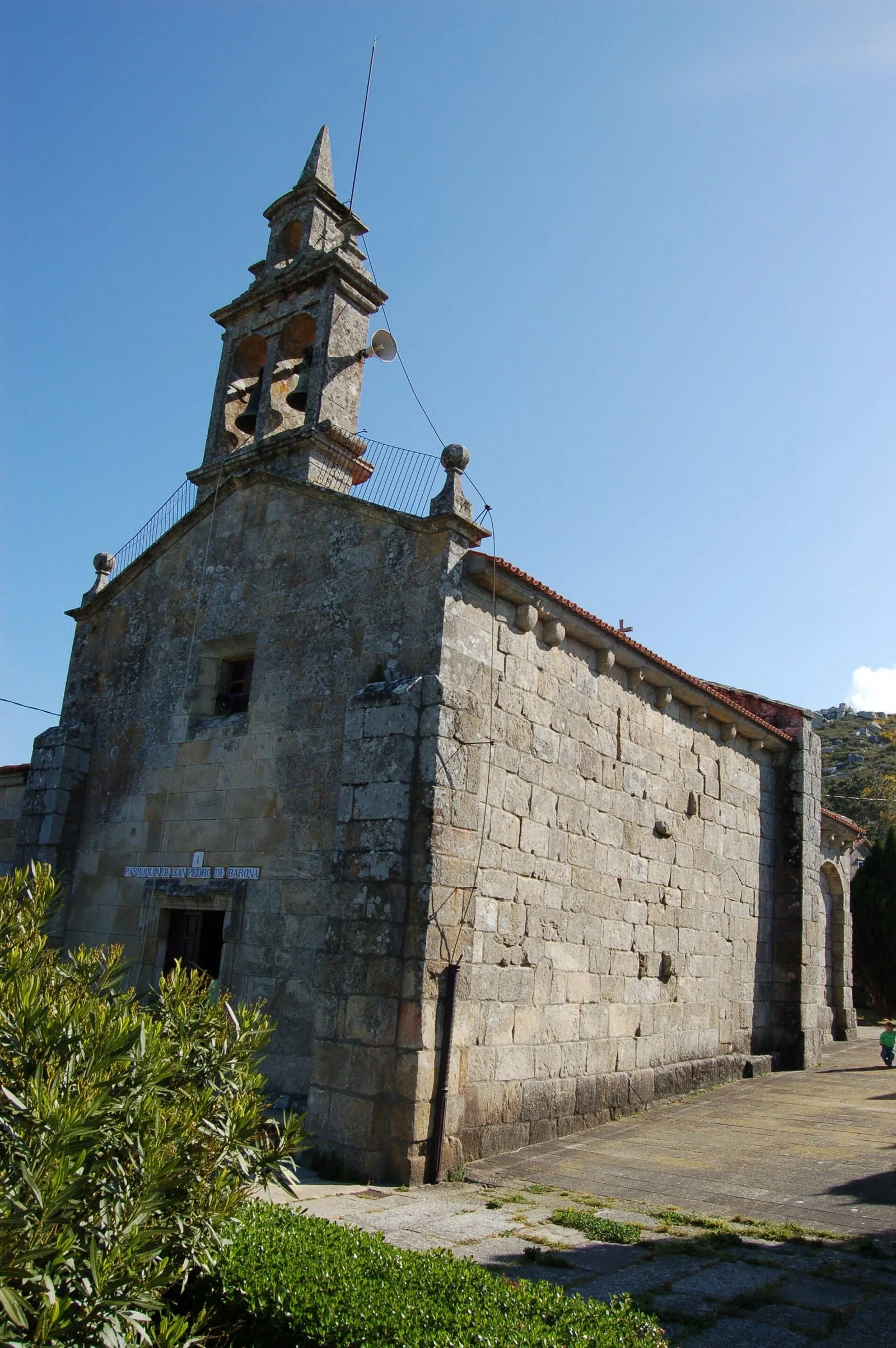 La iglesia de San Pedro de Baroña con su espadaña, muros de granito y tejado de teja