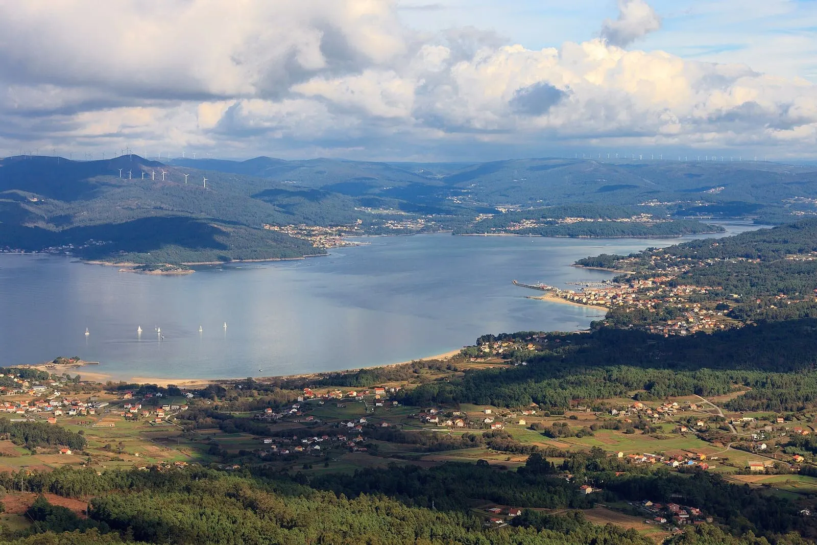 La ría de Muros e Noia vista desde lo alto, con playa, aldeas y montes al fondo