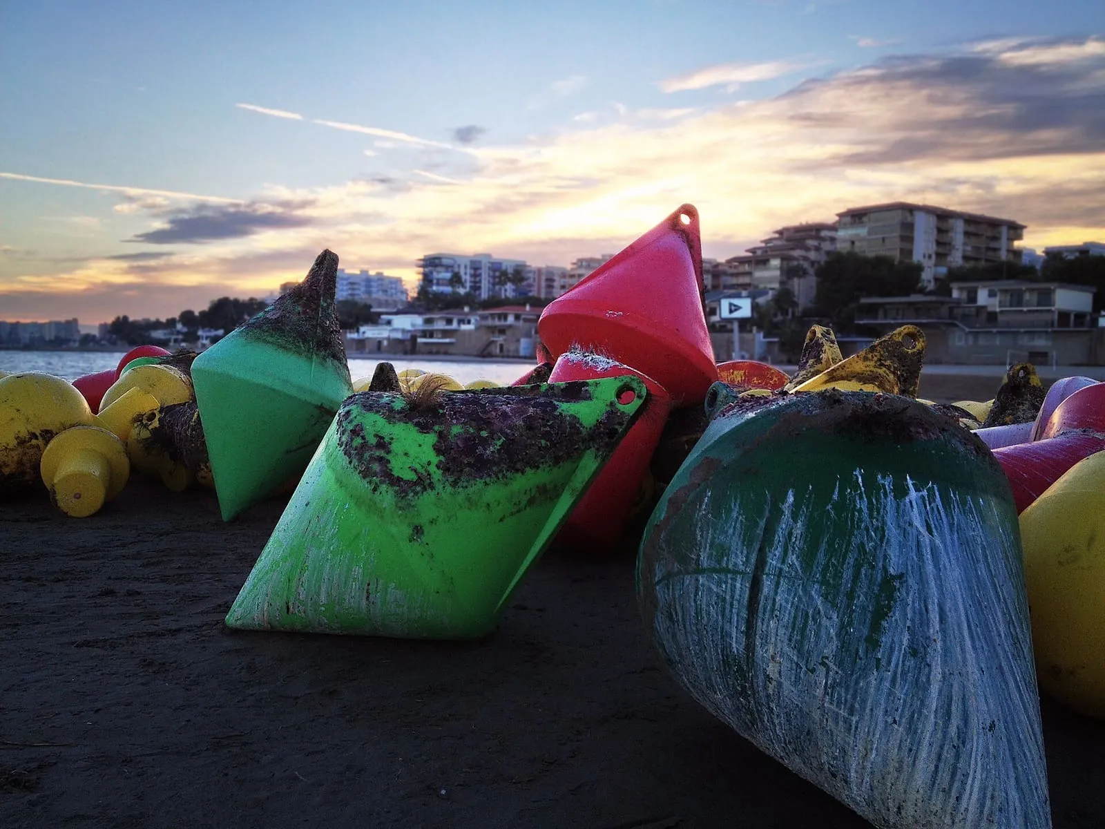 Boyas de colores apiladas junto al mar, imagen de archivo de material de balizamiento