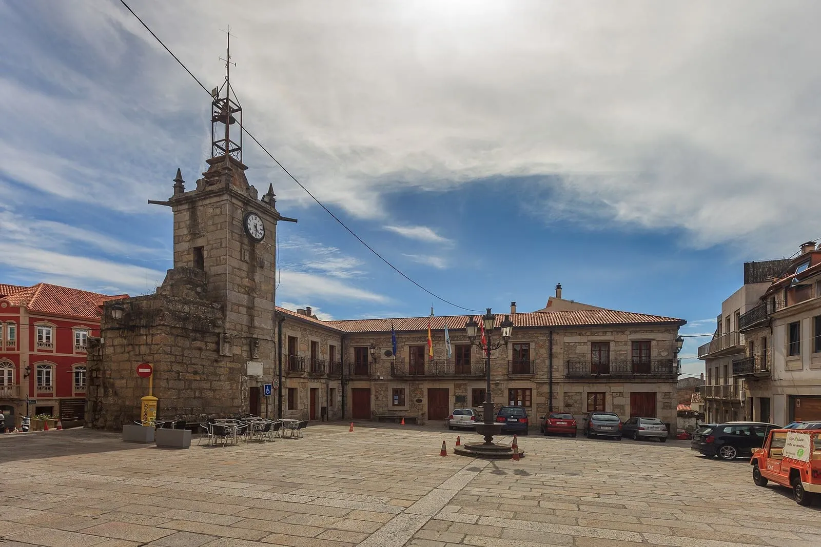 La plaza del Concello de A Guarda, con la torre del reloj y la casa consistorial