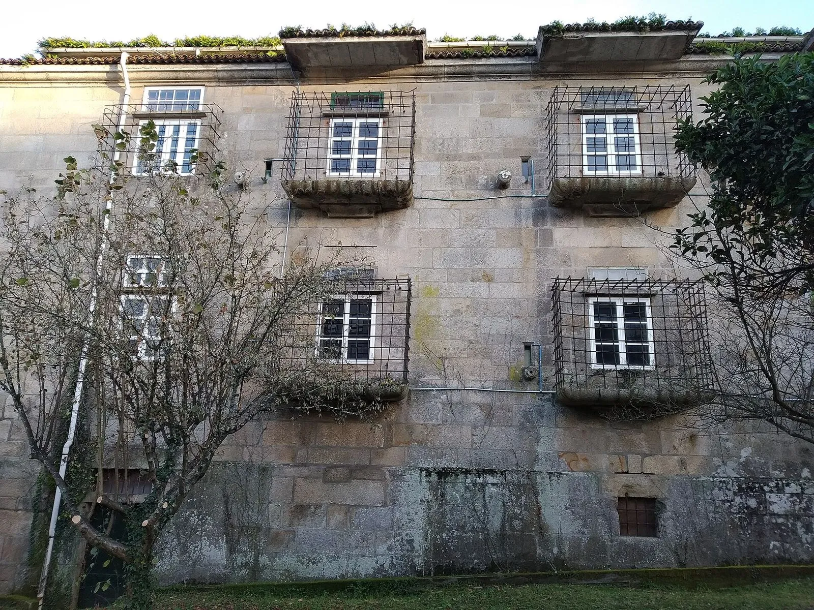 Fachada de piedra del convento de Santa Clara, en Pontevedra, vista desde la huerta