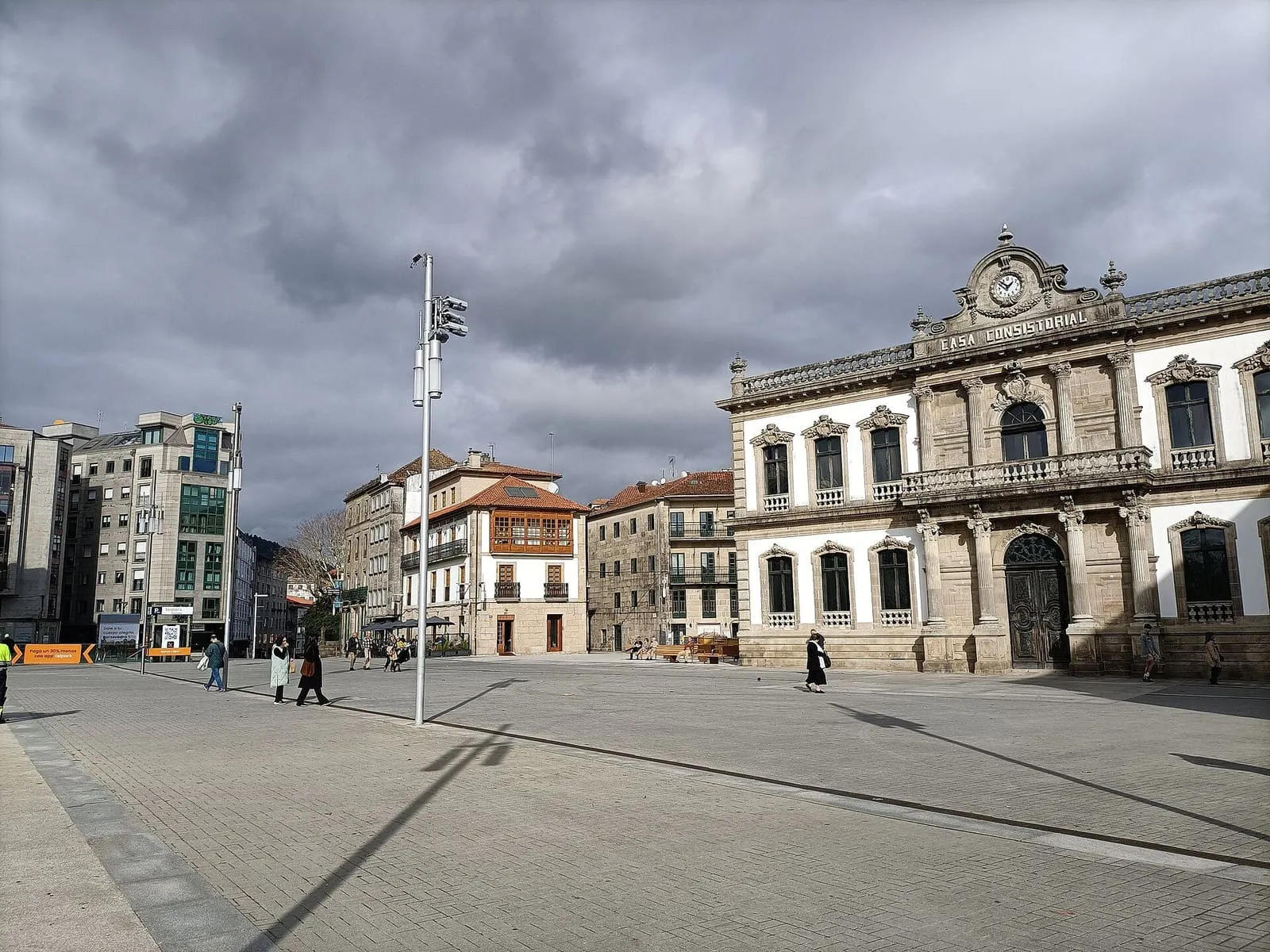 Plaza de España de Pontevedra, con sus edificios y su arbolado