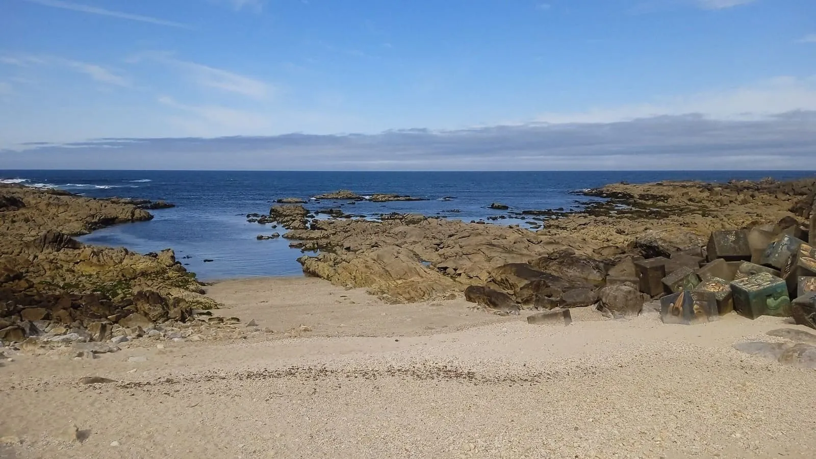 Arenal de O Carreiro, en A Guarda, entre rocas y con el Atlántico al fondo