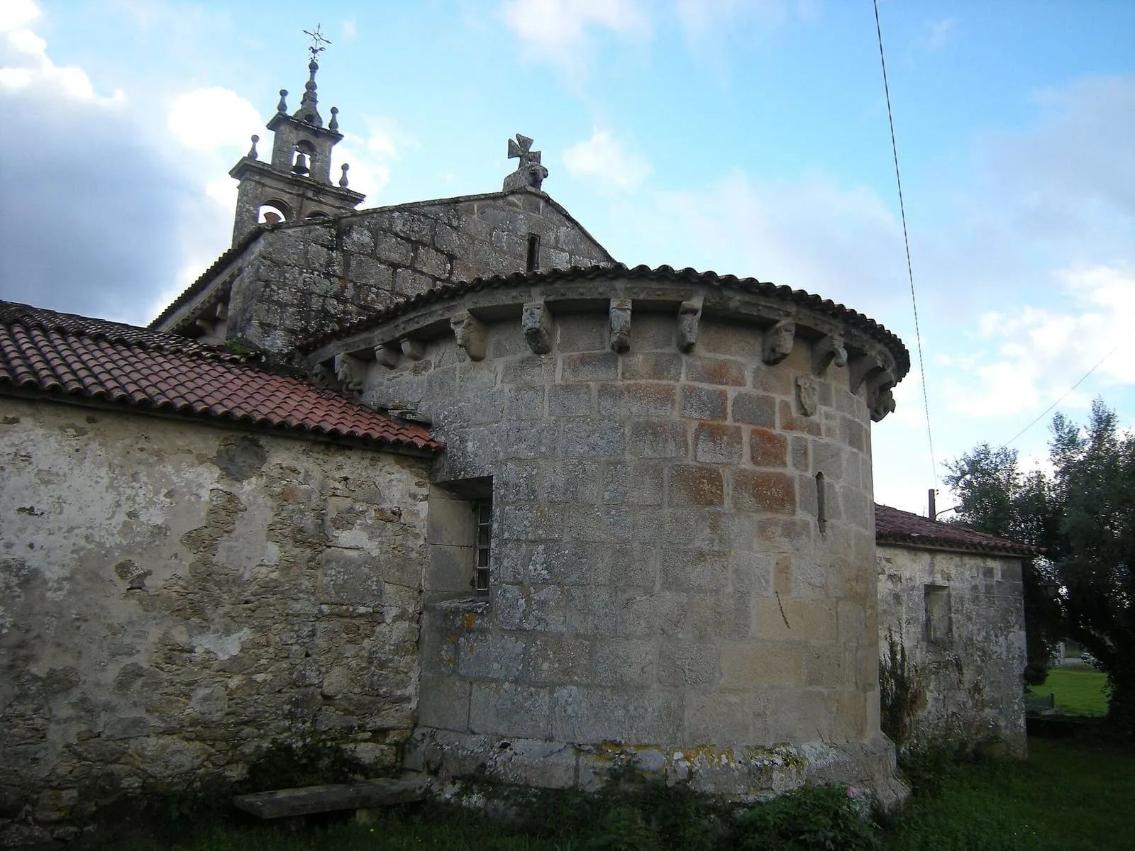 La iglesia de San Lourenzo de Ouzande con su ábside semicircular románico y la espadaña