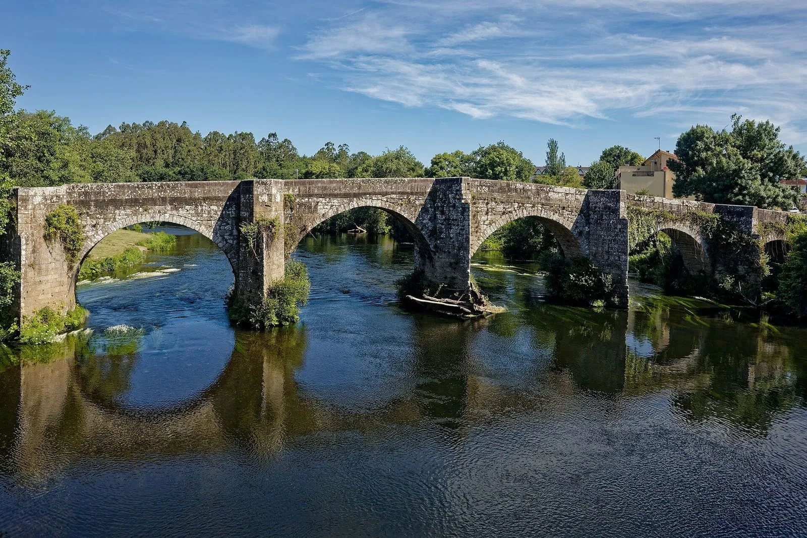 La medieval ponte de Pontevea sobre el río Ulla, con sus arcos de piedra reflejados en el agua