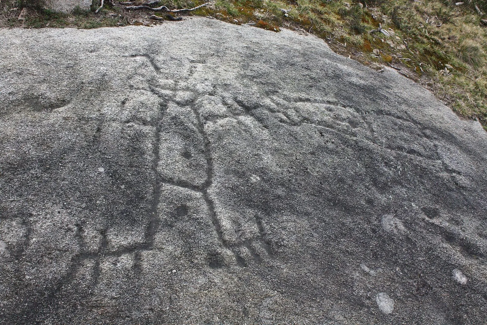 Una figura antropomorfa de cabeza redonda grabada en el granito de Cequeril