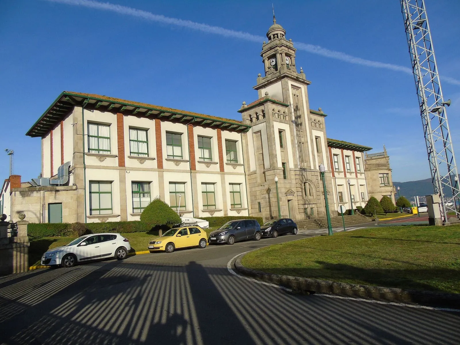 Edificio principal de la Escuela Naval Militar con su torre del reloj bajo un cielo azul