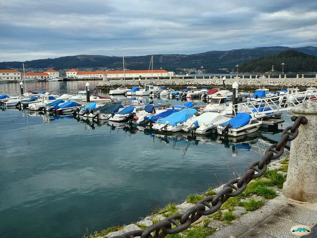 Pantalanes con embarcaciones junto a la Escuela Naval Militar en la ría de Pontevedra