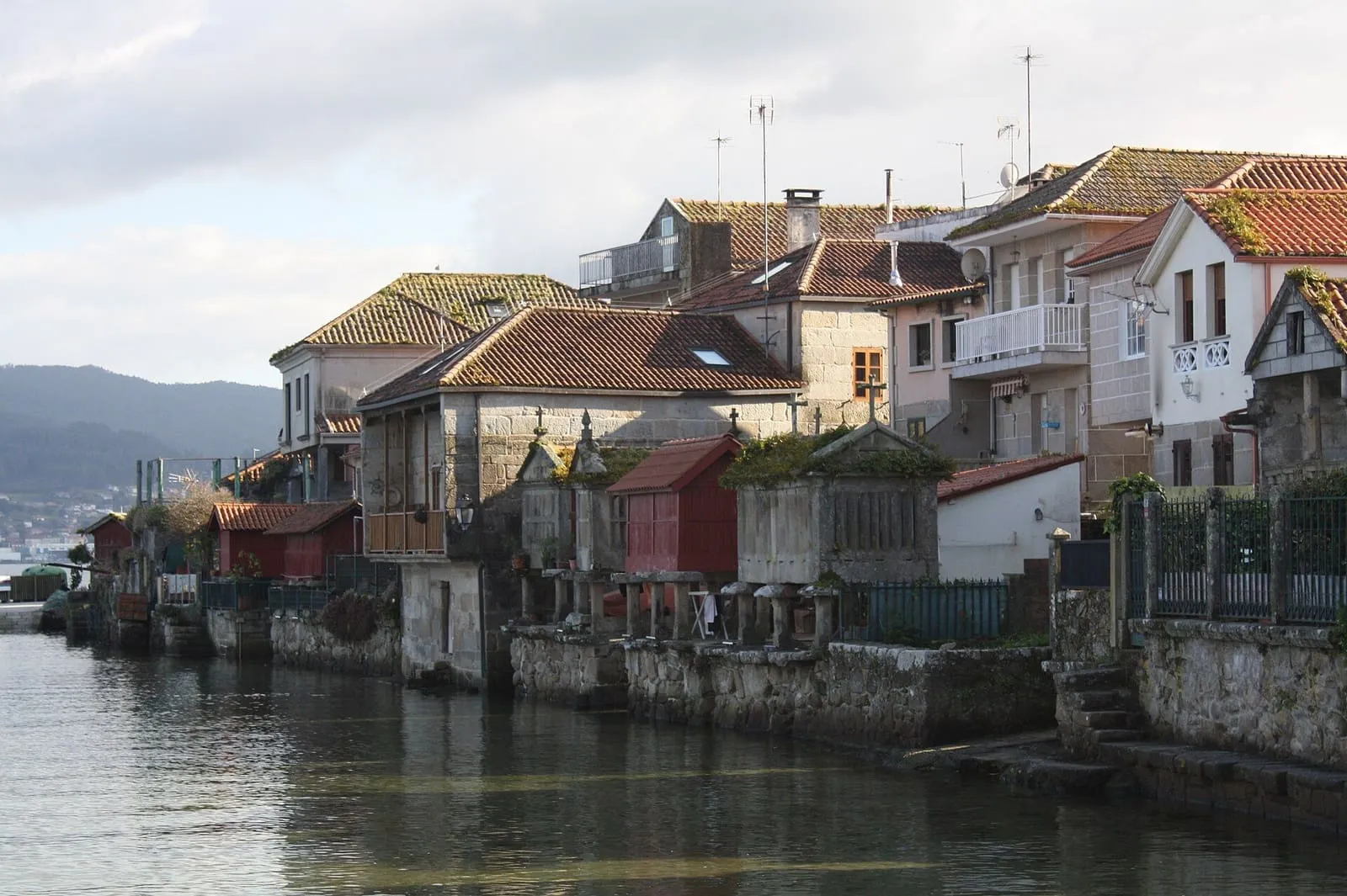 Casas marineras de Combarro asomadas al agua