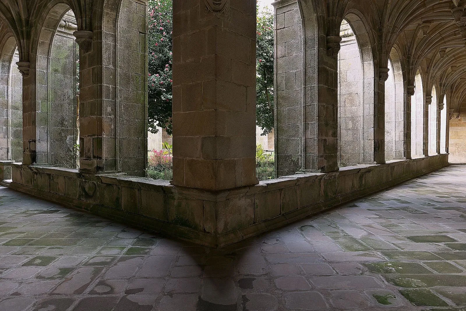 Galería del claustro procesional del monasterio de San Xoán de Poio