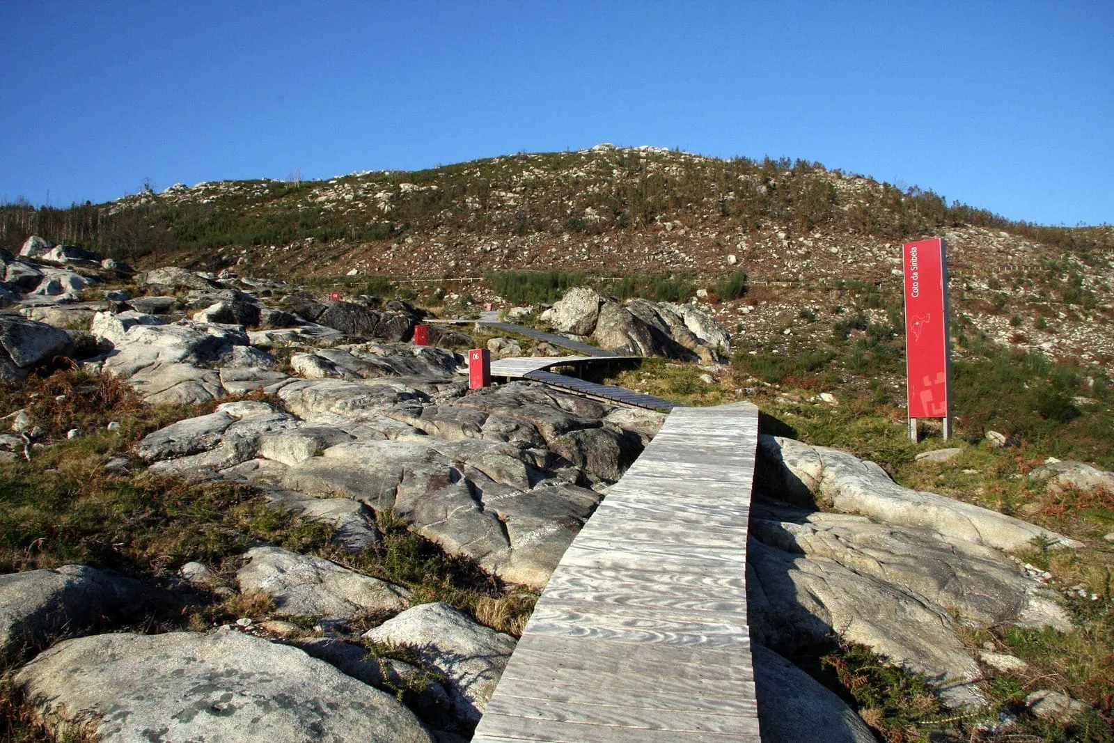 Pasarela de madera sobre las rocas del Área Arqueológica de Tourón, en Ponte Caldelas
