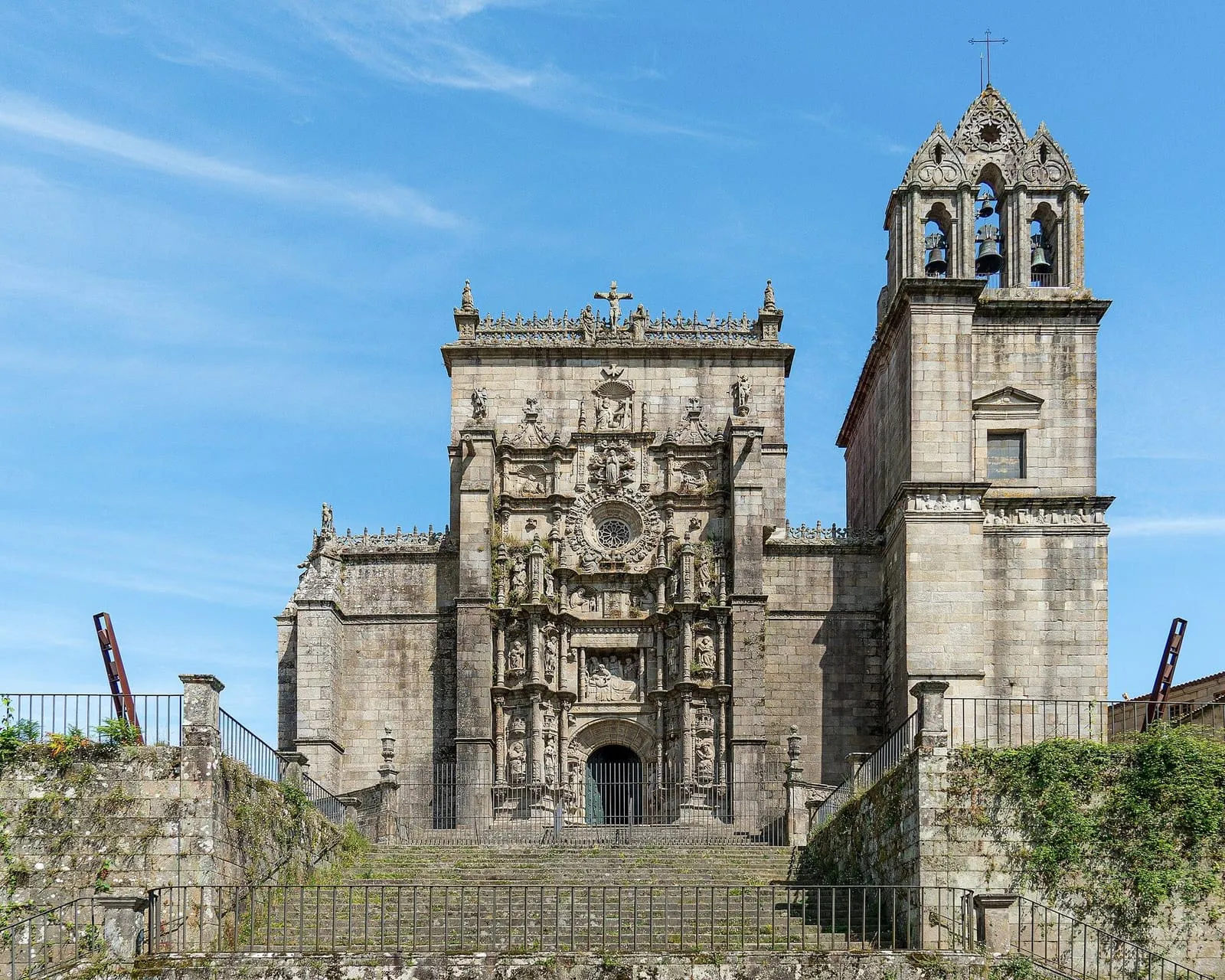 Fachada renacentista de la basílica de Santa María a Maior, en Pontevedra, con su escalinata
