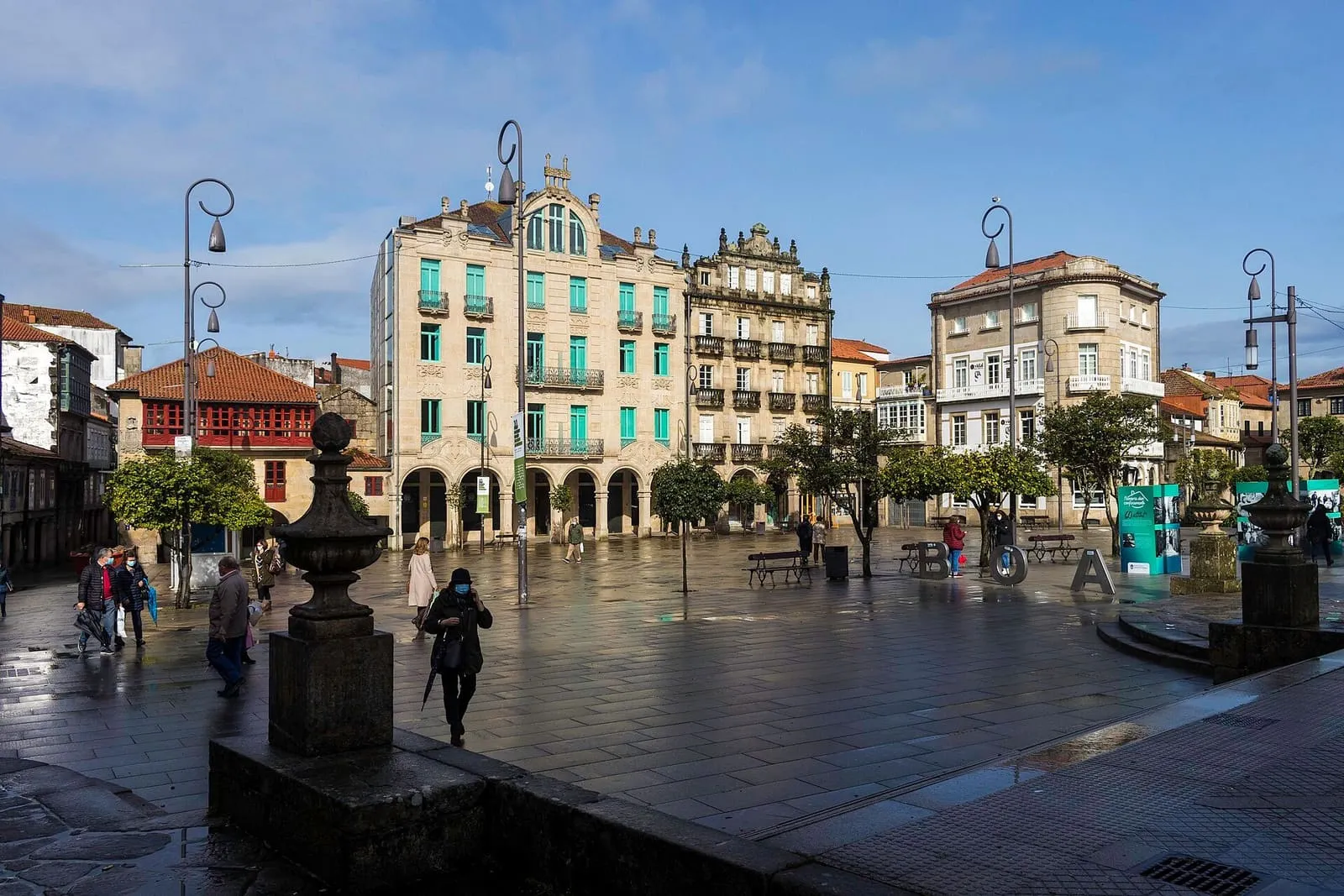 Plaza da Ferrería, en el casco histórico de Pontevedra, con sus soportales y galerías