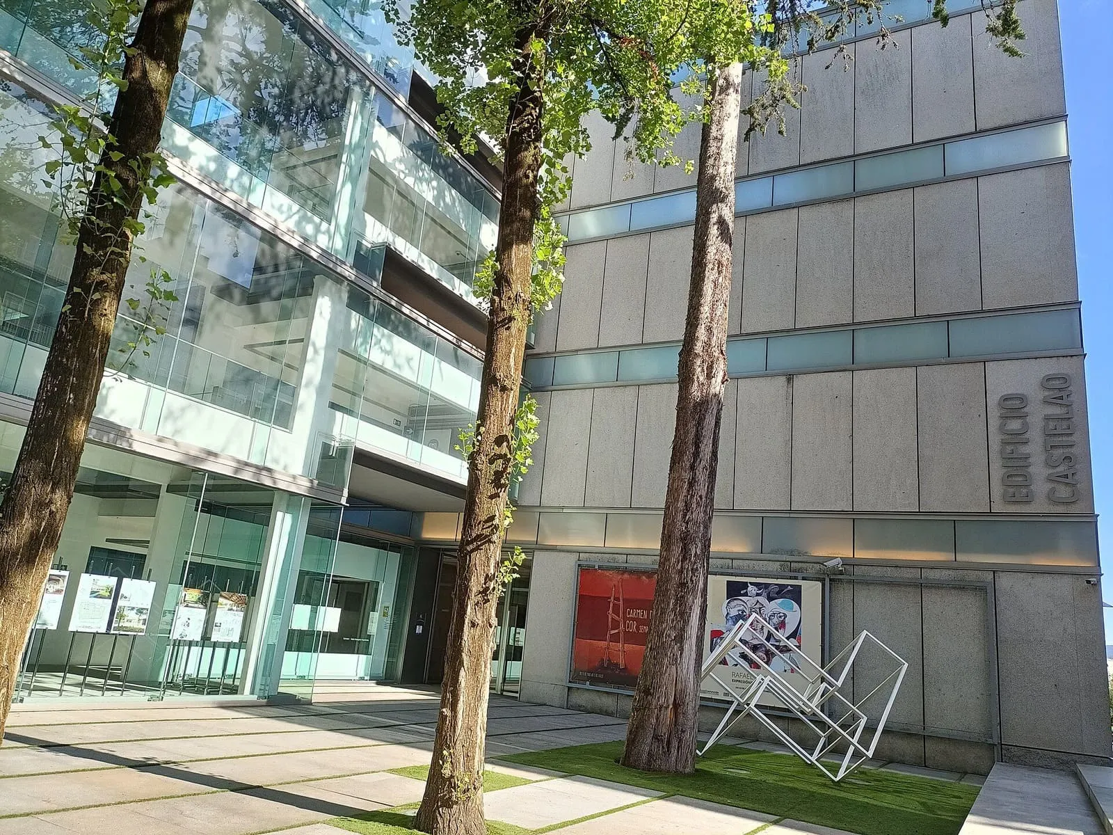 Fachada acristalada del Edificio Castelao del Museo de Pontevedra
