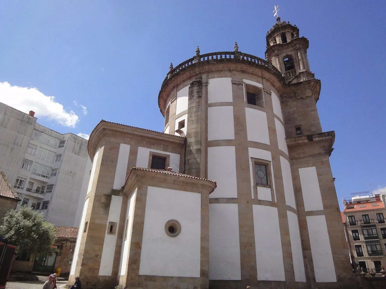 Exterior de la capilla de la Virgen Peregrina, de planta de vieira, en Pontevedra