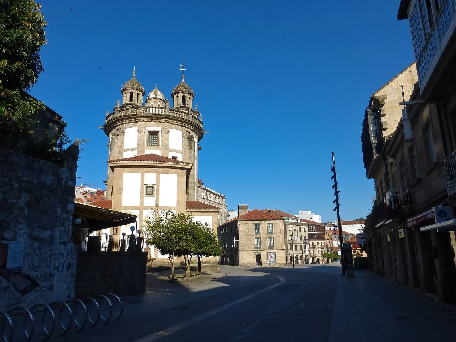 El santuario de la Virgen Peregrina, con su planta redonda y sus dos torres, al final de una calle de Pontevedra