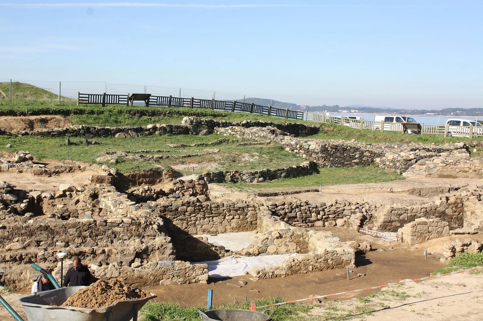 El castro de la Lanzada sobre la punta junto al mar, con los cimientos de casas circulares y rectangulares al descubierto